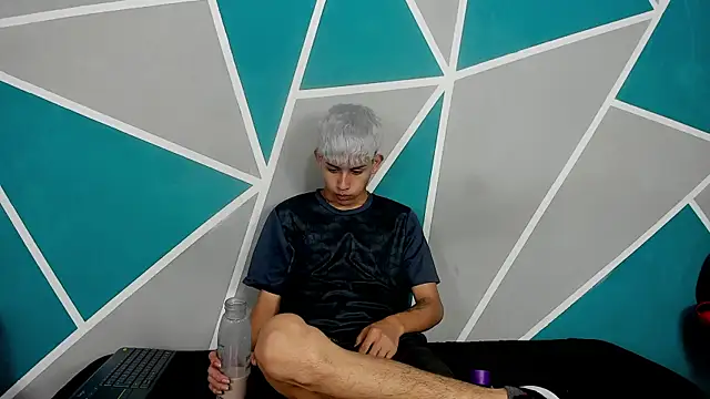 migueyalejo teens online show from 10/22/25, 03:07