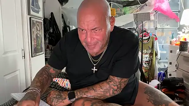 Snapshot of joeytatts66 chatting on 09/28/25, 02:17 joeytatts66 online show from 09/28/25, 02:17