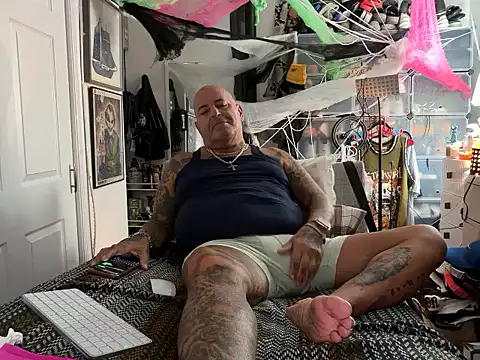 Snapshot of joeytatts66 chatting on 10/01/25, 01:22 joeytatts66 online show from 10/01/25, 01:22