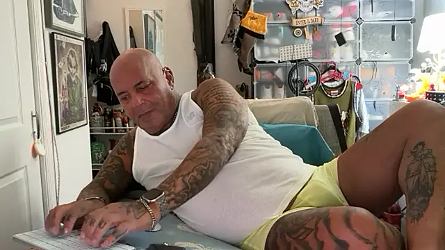 Snapshot of joeytatts66 chatting on 10/14/25, 01:06 joeytatts66 online show from 10/14/25, 01:06
