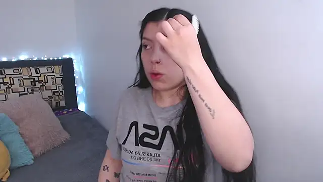 Snapshot of iam_emy chatting on 10/25/25, 11:29 iam emy online show from 10/25/25, 11:29