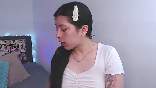 Snapshot of iam_emy chatting on 10/27/25, 08:02 iam emy online show from 10/27/25, 08:02