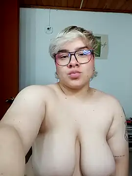 Snapshot of amalia_love chatting on 11/07/25, 04:12 amalia love online show from 11/07/25, 04:12