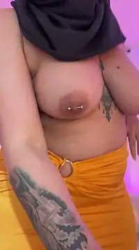 Snapshot of Aligoldbottom chatting on 03/18/25, 09:21 Aligoldbottom online show from 03/18/25, 09:21