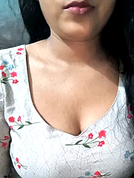 Snapshot of NEETU-89 chatting on 10/17/25, 02:04 NEETU-89 online show from 10/17/25, 02:04