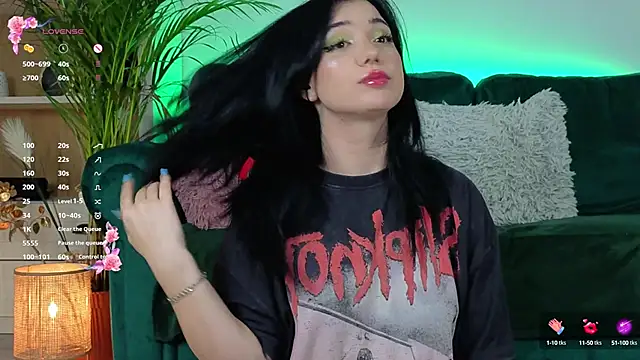 Snapshot of AveryWillow chatting on 09/22/25, 01:02 AveryWillow online show from 09/22/25, 01:02