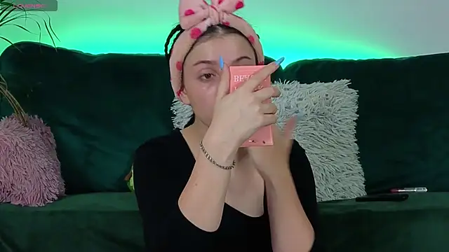 Snapshot of AveryWillow chatting on 09/30/25, 04:28 AveryWillow online show from 09/30/25, 04:28