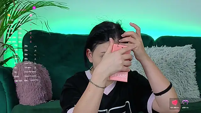 Snapshot of AveryWillow chatting on 10/04/25, 03:15 AveryWillow online show from 10/04/25, 03:15