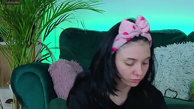 Snapshot of AveryWillow chatting on 10/10/25, 01:37 AveryWillow online show from 10/10/25, 01:37