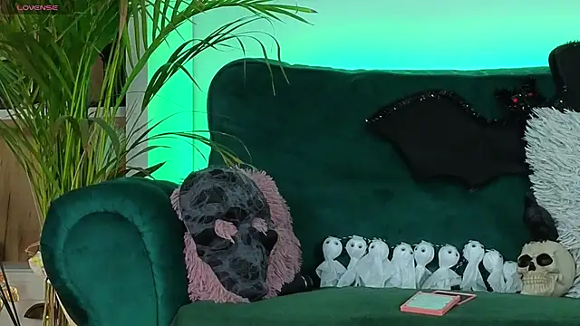 Snapshot of AveryWillow chatting on 10/27/25, 04:49 AveryWillow online show from 10/27/25, 04:49