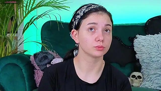 Snapshot of AveryWillow chatting on 11/01/25, 04:58 AveryWillow online show from 11/01/25, 04:58