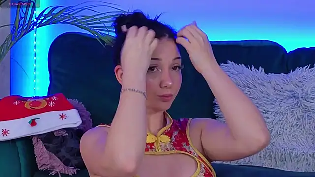 Snapshot of AveryWillow chatting on 12/14/25, 11:31 AveryWillow online show from 12/14/25, 11:31