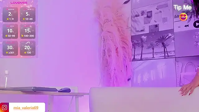 Snapshot of MiaCavallii_ chatting on 12/03/25, 05:04 MiaCavallii online show from 12/03/25, 05:04