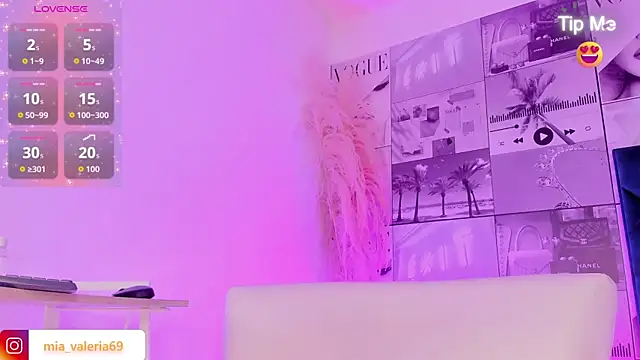 Snapshot of MiaCavallii_ chatting on 12/04/25, 04:44 MiaCavallii online show from 12/04/25, 04:44