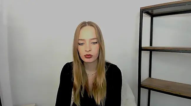 Snapshot of LilaGold chatting on 12/05/24, 06:44 LilaGold online show from 12/05/24, 06:44