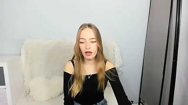 Snapshot of LilaGold chatting on 11/17/25, 05:08 LilaGold online show from 11/17/25, 05:08