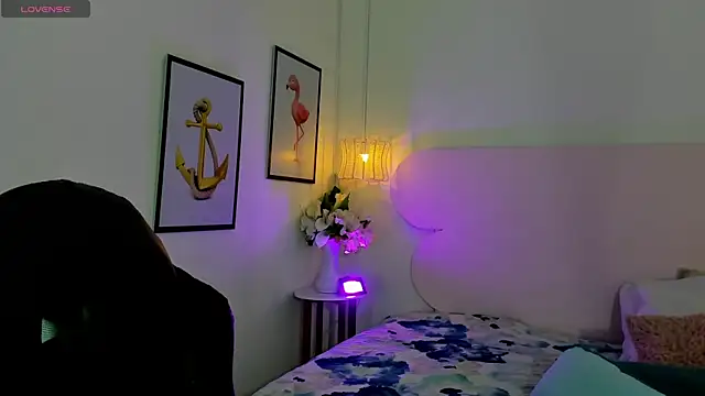 naomiii   online show from 09/29/25, 11:48