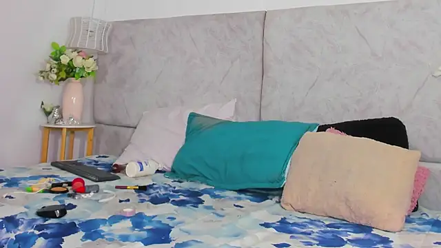 naomiii   online show from 10/23/25, 11:42