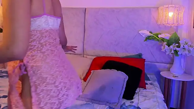 naomiii   online show from 11/21/25, 11:42