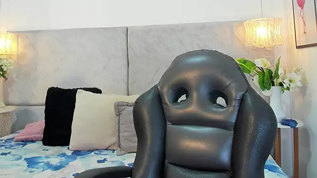 naomiii   online show from 11/24/25, 06:51