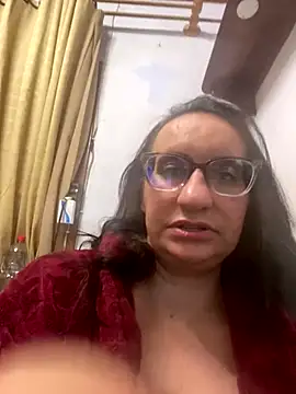 Snapshot of gloria7v05 chatting on 10/16/25, 02:12 gloria7v05 online show from 10/16/25, 02:12