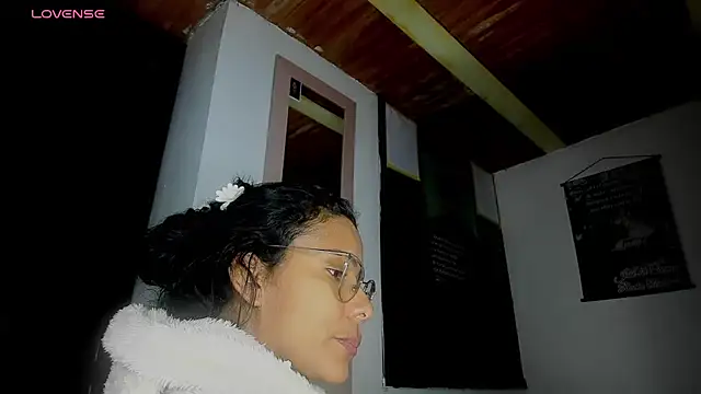 Snapshot of Nenita_Hot_ chatting on 09/29/25, 01:44 Nenita Hot online show from 09/29/25, 01:44