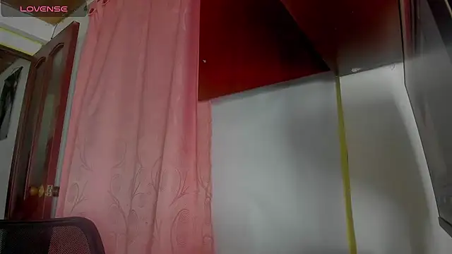 Snapshot of Nenita_Hot_ chatting on 11/04/25, 11:37 Nenita Hot online show from 11/04/25, 11:37