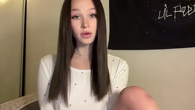 Snapshot of ur_molly chatting on 11/03/25, 01:34 ur molly online show from 11/03/25, 01:34