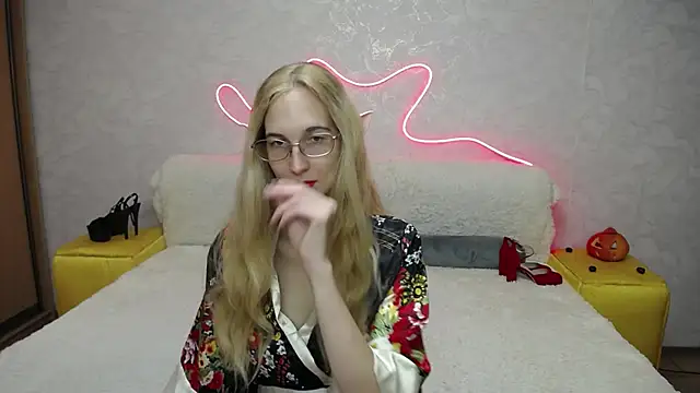 Snapshot of KlaryBrait chatting on 10/30/25, 06:04 KlaryBrait online show from 10/30/25, 06:04