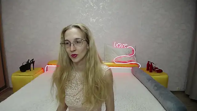 Snapshot of KlaryBrait chatting on 11/21/25, 09:30 KlaryBrait online show from 11/21/25, 09:30