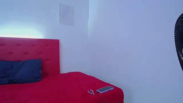 issa kitty online show from 12/04/24, 03:21