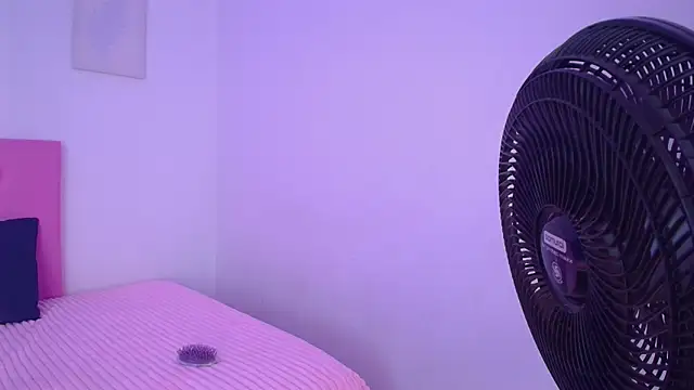 issa kitty online show from 01/25/25, 04:03