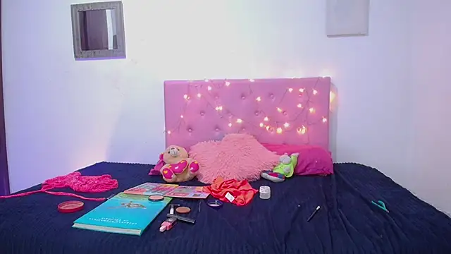 issa kitty online show from 02/18/25, 11:41