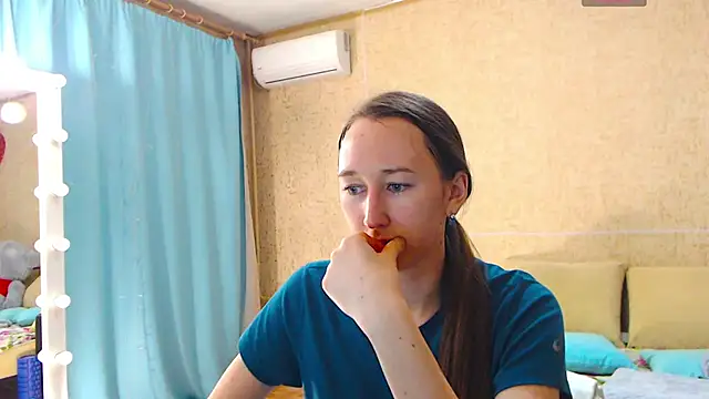 --Model--2 online show from 03/18/25, 10:04