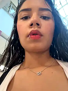 Snapshot of _Luana chatting on 10/28/25, 07:49 Luana online show from 10/28/25, 07:49