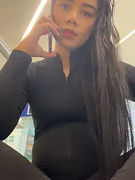 Snapshot of _Luana chatting on 11/11/25, 05:35 Luana online show from 11/11/25, 05:35