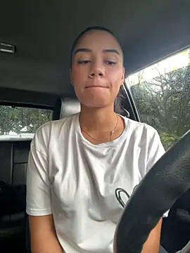 Snapshot of _Luana chatting on 11/14/25, 06:39 Luana online show from 11/14/25, 06:39