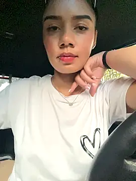 Snapshot of _Luana chatting on 11/27/25, 06:43 Luana online show from 11/27/25, 06:43