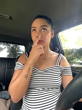 Snapshot of _Luana chatting on 12/04/25, 06:27 Luana online show from 12/04/25, 06:27