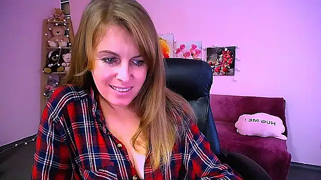 Snapshot of Hot_Milady chatting on 12/15/25, 08:51 Hot Milady online show from 12/15/25, 08:51