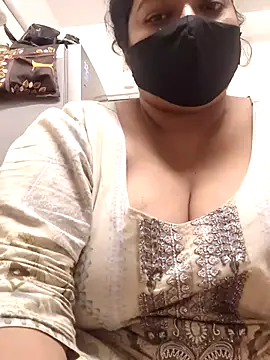 Snapshot of zeepe19 chatting on 11/11/25, 05:35 zeepe19 online show from 11/11/25, 05:35