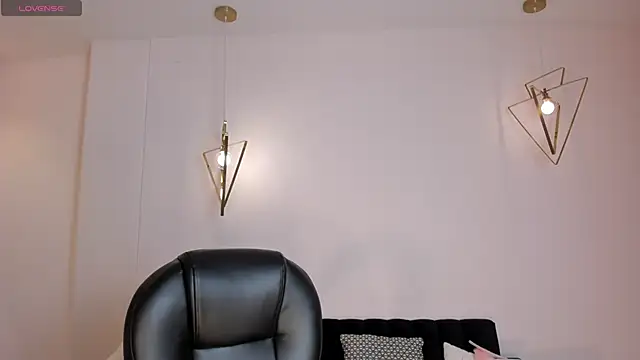 AntonellaHans  online show from 12/28/24, 11:52