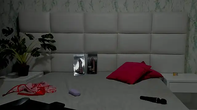 SLIM PETITE  online show from 03/01/25, 03:21