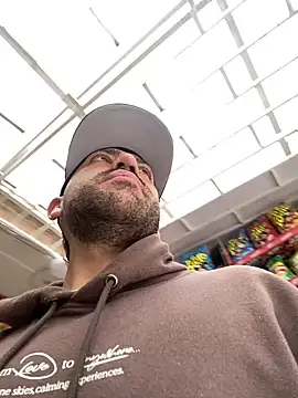 JuanZapata33 online show from 02/03/25, 06:39