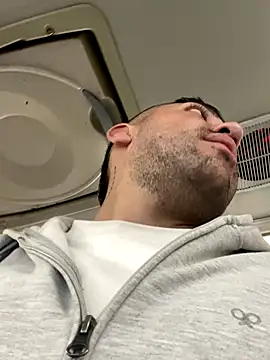 JuanZapata33 online show from 09/08/25, 09:36