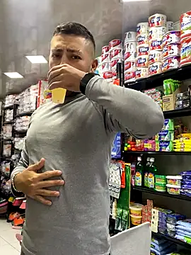 JuanZapata33 online show from 10/03/25, 09:56