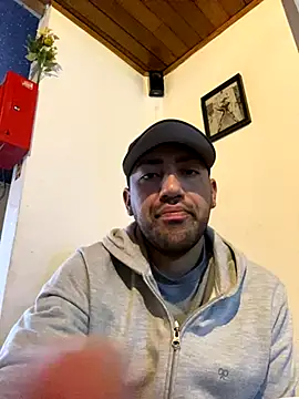 Snapshot of JuanZapata33 chatting on 11/12/25, 09:36 JuanZapata33 online show from 11/12/25, 09:36