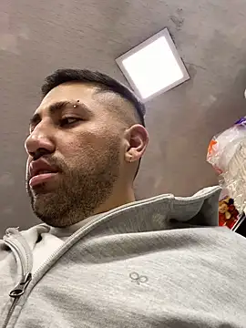 Snapshot of JuanZapata33 chatting on 12/13/25, 11:54 JuanZapata33 online show from 12/13/25, 11:54