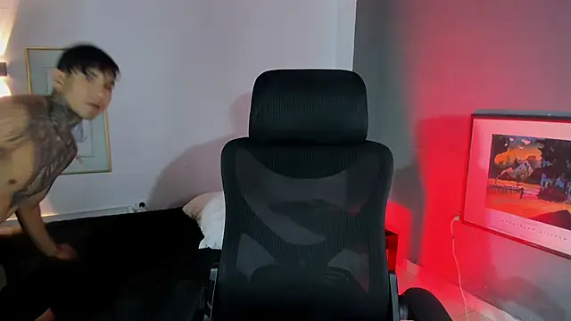 Travistanner 28 online show from 11/26/25, 02:12