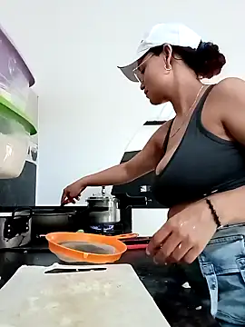 Snapshot of luna_hell chatting on 03/07/25, 03:39 luna hell online show from 03/07/25, 03:39